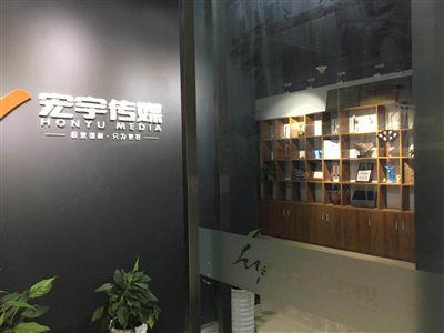 索要工資遇假轉(zhuǎn)賬 奇葩老板?；ㄕ欣^續(xù)拖欠工資