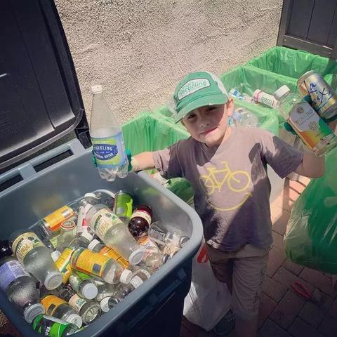 7歲男孩當上CEO 志在環保事業專注垃圾分類被稱“垃圾小王子”