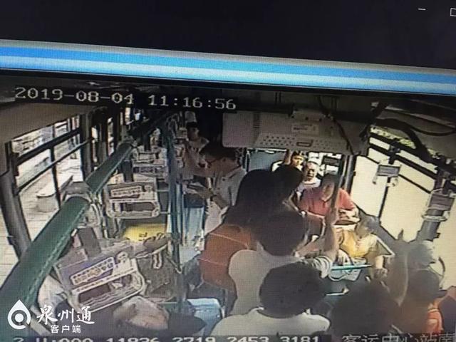 讓座慢遭大媽掌摑 該不該尊這些“為老不尊”的人/>
</p>
<p>
	11點16分58秒左右，大媽坐下，仍舊在說著話。此時，前車廂的安全員穿過擁擠的過道走向女孩和大媽，快到時，大媽突然站了起來，揚起手朝女孩打去。只聽見女孩尖叫“你干嗎打我啊”，迅速來到女孩身邊的安全員站在兩人之間，詢問“干嗎呢”，并用手擋住大媽再次揚起的手，及時制止了。
</p>
<p>
	在大媽打向女孩的瞬間，車廂內(nèi)的乘客也被嚇一跳。女孩質(zhì)問大媽“干嗎打人，你動手打人就不對，你要道歉”，<span style=