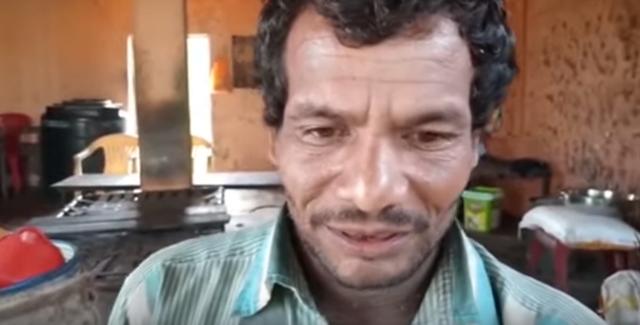 男子遭烏鴉追3年 男子希望時(shí)間能夠沖淡仇恨讓烏鴉們?cè)徦? /> 
</p>
<p>
	此后，科瓦幾乎每次出門，都不得安生。烏鴉家族成群結(jié)隊(duì)發(fā)動(dòng)“空襲”，追著他不放，啄他的身體和腦袋。科瓦開始并沒(méi)當(dāng)回事，但很快他就意識(shí)到，這些烏鴉光啄他，不啄別人……
</p>
<p>
	“我要是能向它們解釋就好了，我只是想幫個(gè)忙而已……真冤枉，它們以為是我殺的!”
</p>
<p>
	這一“復(fù)仇”就是3年，柯瓦身上多次被啄傷，尤其是頭部。不得已，后來(lái)他每次外出都會(huì)攜帶棍棒防身。不過(guò)他表示，他并不想傷害或觸怒烏鴉，只是想趕走它們，揮動(dòng)棍棒時(shí)，他都會(huì)小心翼翼的。
</p>
<p>
	現(xiàn)在，柯瓦別無(wú)所求，只希望時(shí)間能夠沖淡仇恨，讓烏鴉們?cè)徦?
</p>
<p style=