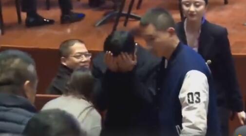 馬云指揮交響樂 完畢后雙手捂臉被評“多財(cái)多億”