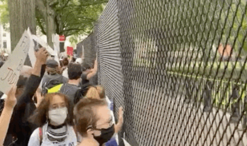 白宮門(mén)外廣場(chǎng)豎鐵網(wǎng) 特朗普稱(chēng)華盛頓沒(méi)出狀況