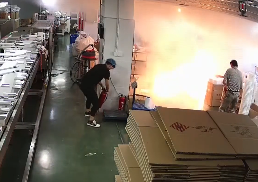 員工因打賭用酒精放火燒廠被拘留 只因他“不信75%的醫用酒精能點著”